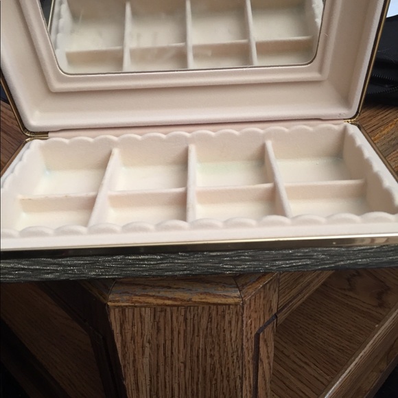 Vintage portable jewelry box. - Picture 4 of 8